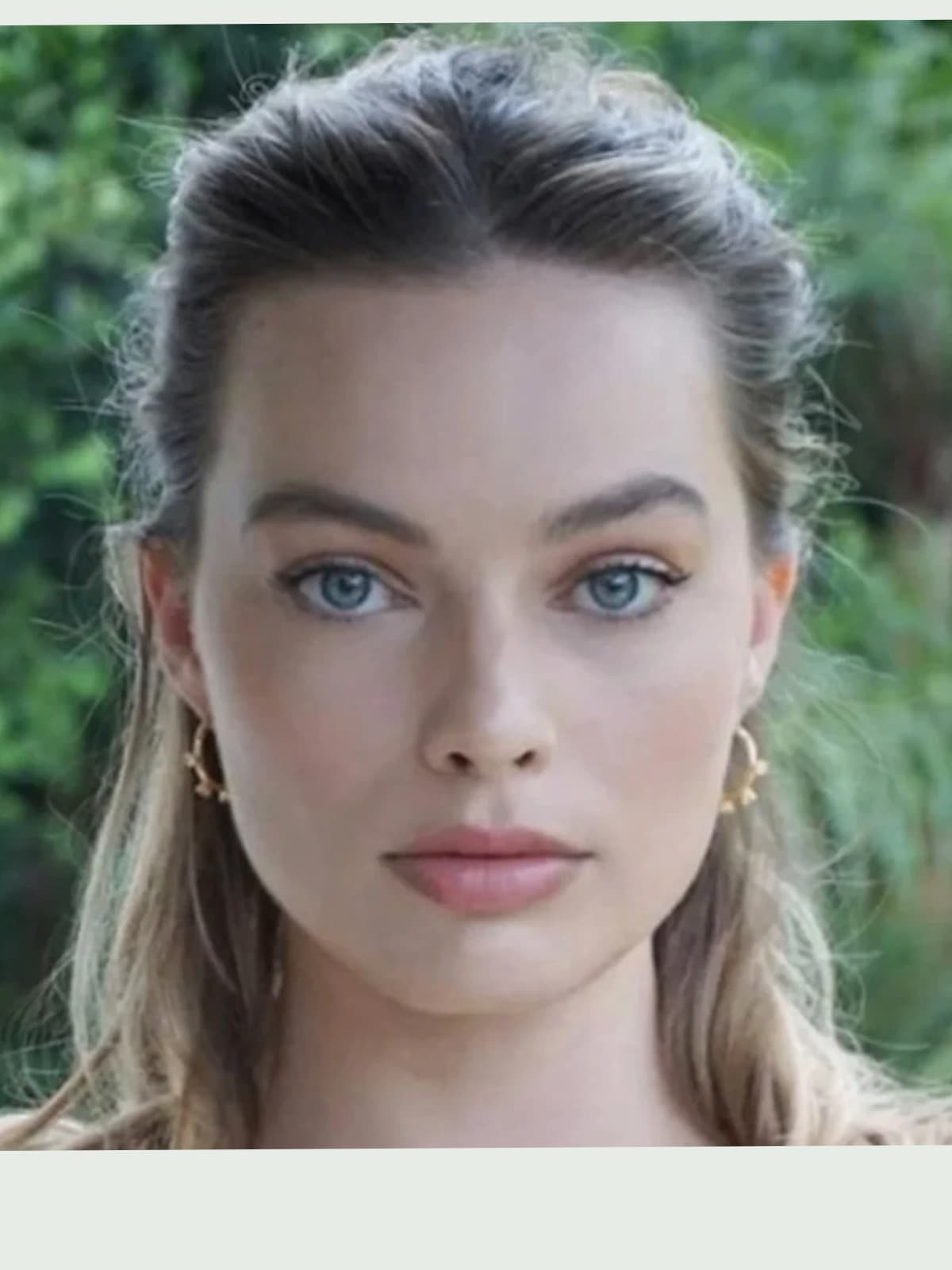 Margot Robbie front portrait