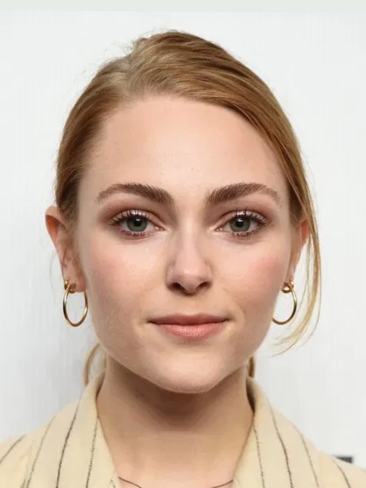 AnnaSophia Robb front portrait