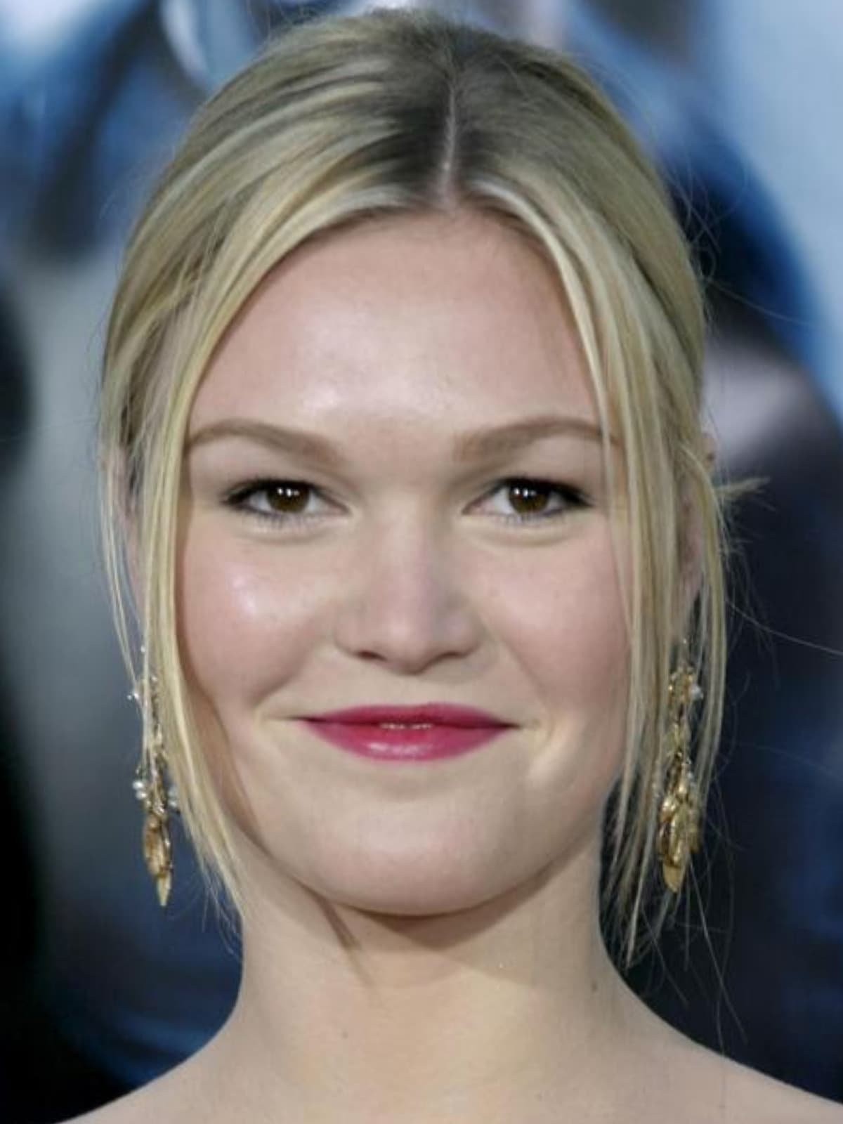 Julia Stiles front portrait